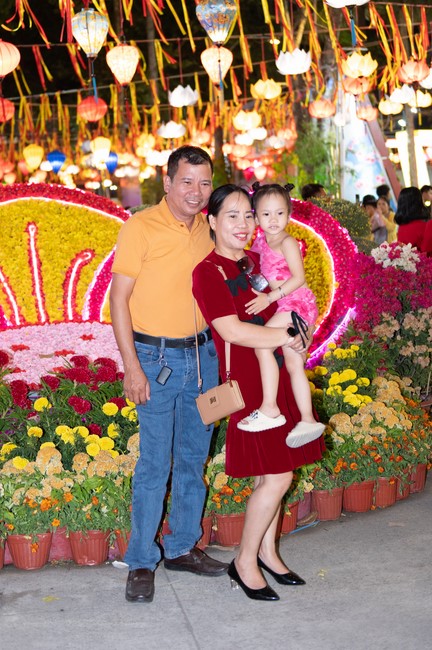 Giving lucky pockets and A gift of New Year on the First Day of Lunar New Year