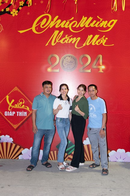 Giving lucky pockets and A gift of New Year on the First Day of Lunar New Year