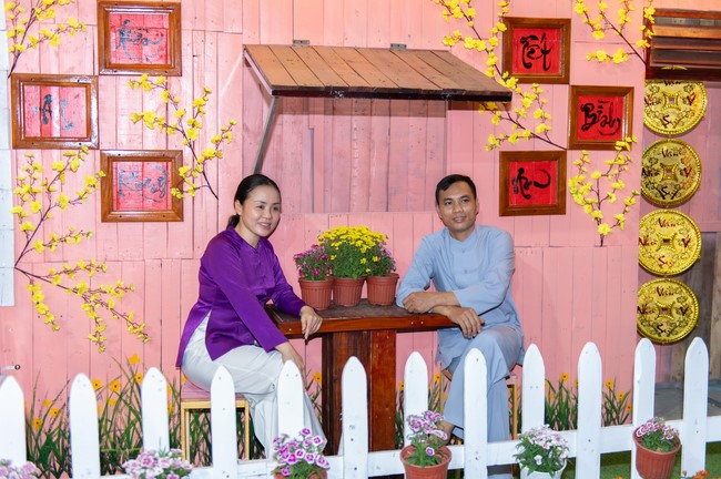 Giving lucky pockets and A gift of New Year on the First Day of Lunar New Year