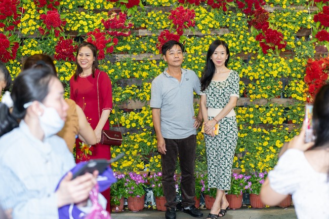 Giving lucky pockets and A gift of New Year on the First Day of Lunar New Year