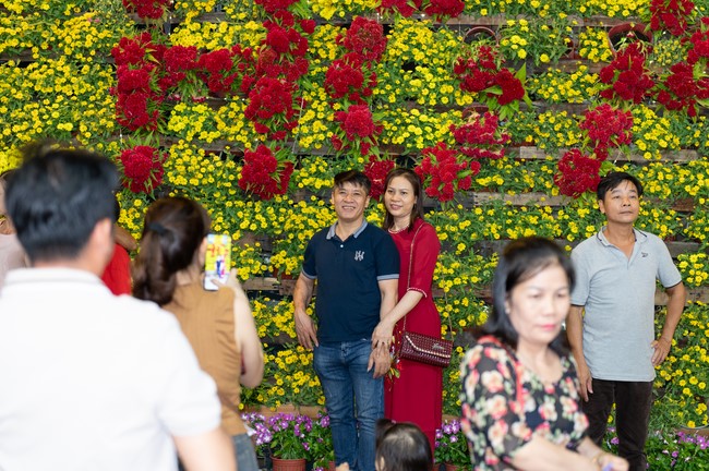 Giving lucky pockets and A gift of New Year on the First Day of Lunar New Year