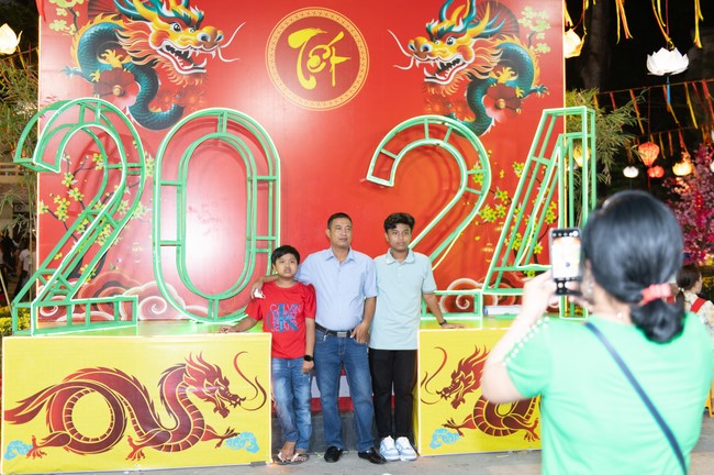 Giving lucky pockets and A gift of New Year on the First Day of Lunar New Year