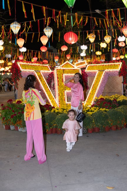 Giving lucky pockets and A gift of New Year on the First Day of Lunar New Year