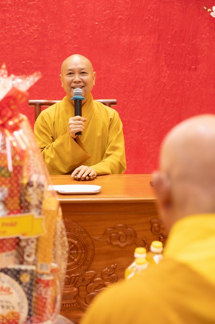 Giving lucky pockets and A gift of New Year on the First Day of Lunar New Year