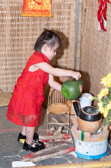 Giving lucky pockets and A gift of New Year on the First Day of Lunar New Year