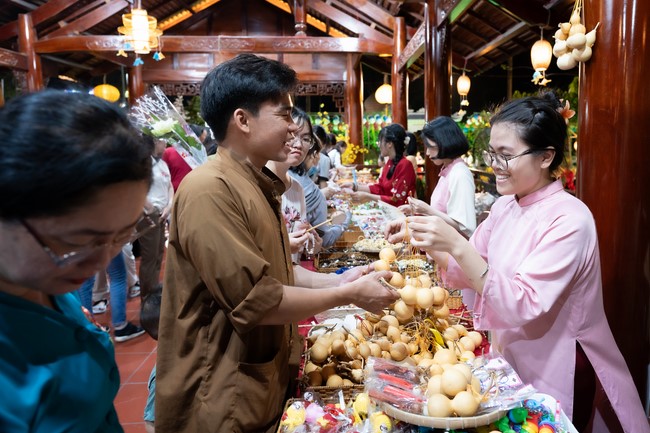 Giving lucky pockets and A gift of New Year on the First Day of Lunar New Year