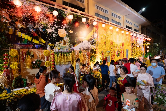 Giving lucky pockets and A gift of New Year on the First Day of Lunar New Year