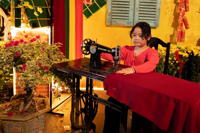 Giving lucky pockets and A gift of New Year on the First Day of Lunar New Year