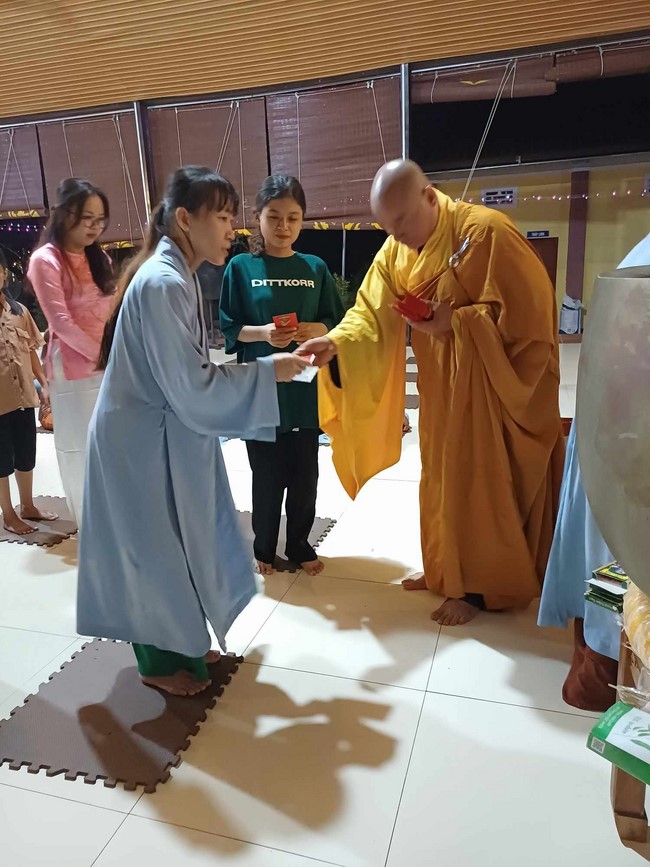 Chùa Suối Pháp – Tây Ninh: Chùm ảnh “Đón giao thừa và nhận Lộc lì xì đầu năm mới”