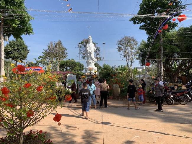 Chùa Suối Pháp – Tây Ninh: Chùm ảnh “Đón giao thừa và nhận Lộc lì xì đầu năm mới”