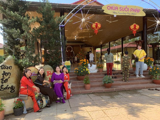Chùa Suối Pháp – Tây Ninh: Chùm ảnh “Đón giao thừa và nhận Lộc lì xì đầu năm mới”