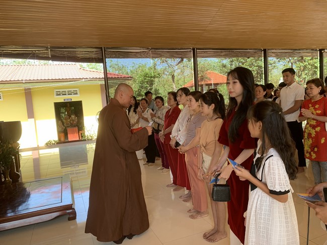 Chùa Suối Pháp – Tây Ninh: Chùm ảnh “Đón giao thừa và nhận Lộc lì xì đầu năm mới”