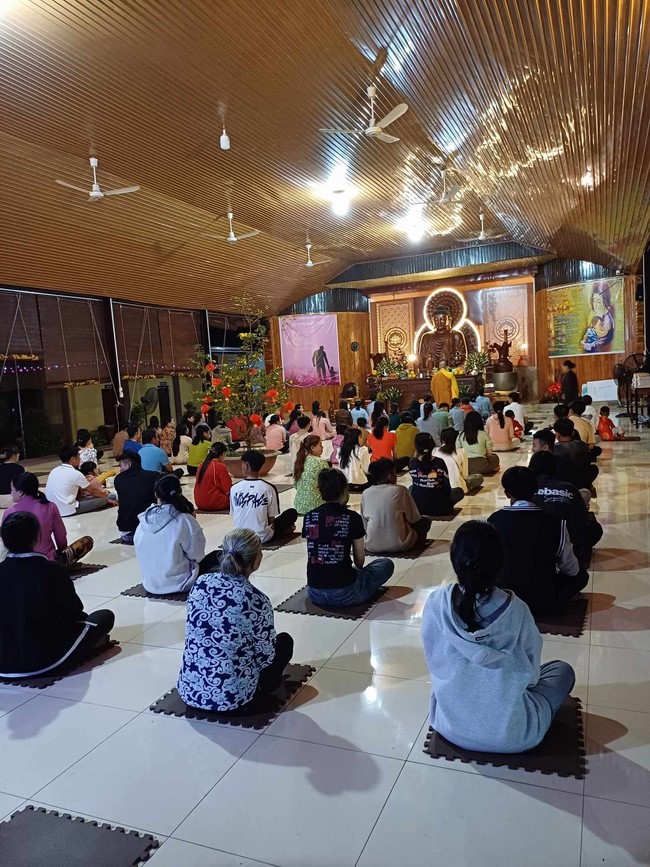 Chùa Suối Pháp – Tây Ninh: Chùm ảnh “Đón giao thừa và nhận Lộc lì xì đầu năm mới”
