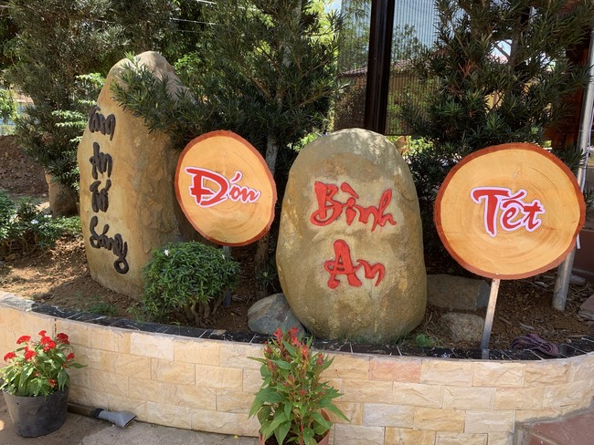 Chùa Suối Pháp – Tây Ninh: Chùm ảnh “Đón giao thừa và nhận Lộc lì xì đầu năm mới”