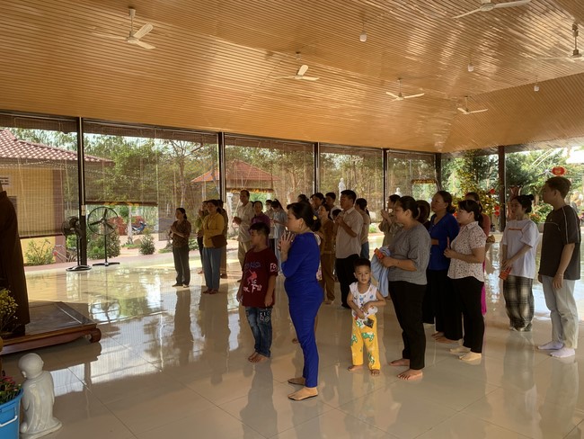 Chùa Suối Pháp – Tây Ninh: Chùm ảnh “Đón giao thừa và nhận Lộc lì xì đầu năm mới”