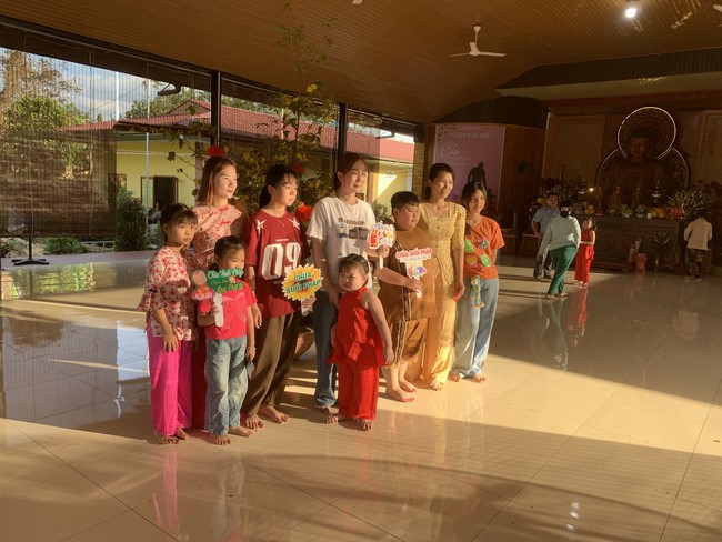 Chùa Suối Pháp – Tây Ninh: Chùm ảnh “Đón giao thừa và nhận Lộc lì xì đầu năm mới”