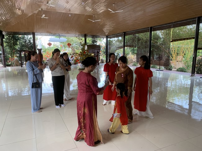 Chùa Suối Pháp – Tây Ninh: Chùm ảnh “Đón giao thừa và nhận Lộc lì xì đầu năm mới”