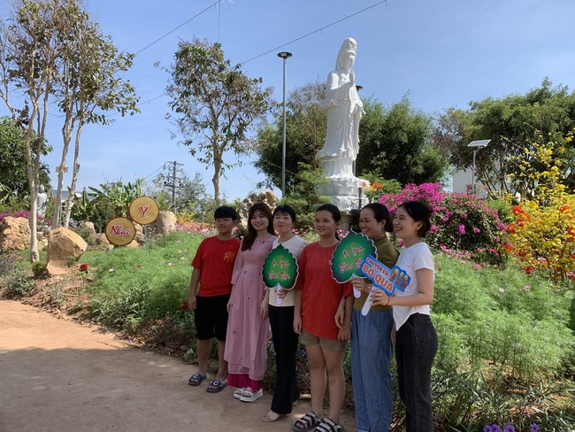 Chùa Suối Pháp – Tây Ninh: Chùm ảnh “Đón giao thừa và nhận Lộc lì xì đầu năm mới”