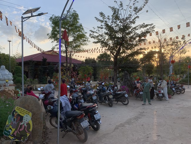 Chùa Suối Pháp – Tây Ninh: Chùm ảnh “Đón giao thừa và nhận Lộc lì xì đầu năm mới”