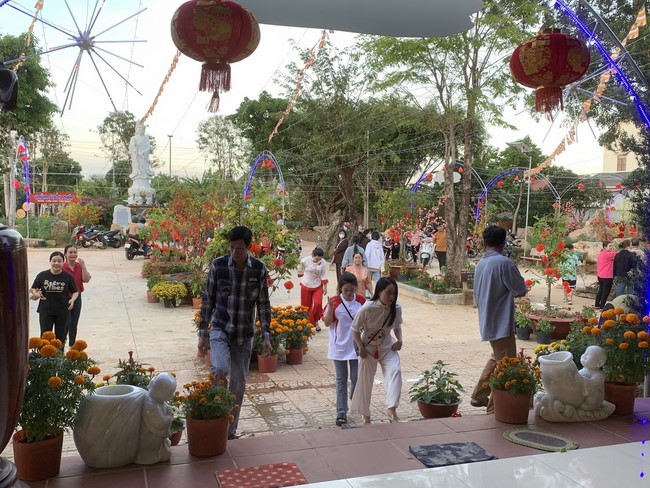Chùa Suối Pháp – Tây Ninh: Chùm ảnh “Đón giao thừa và nhận Lộc lì xì đầu năm mới”