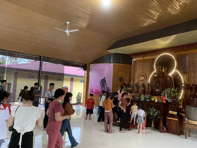 Chùa Suối Pháp – Tây Ninh: Chùm ảnh “Đón giao thừa và nhận Lộc lì xì đầu năm mới”