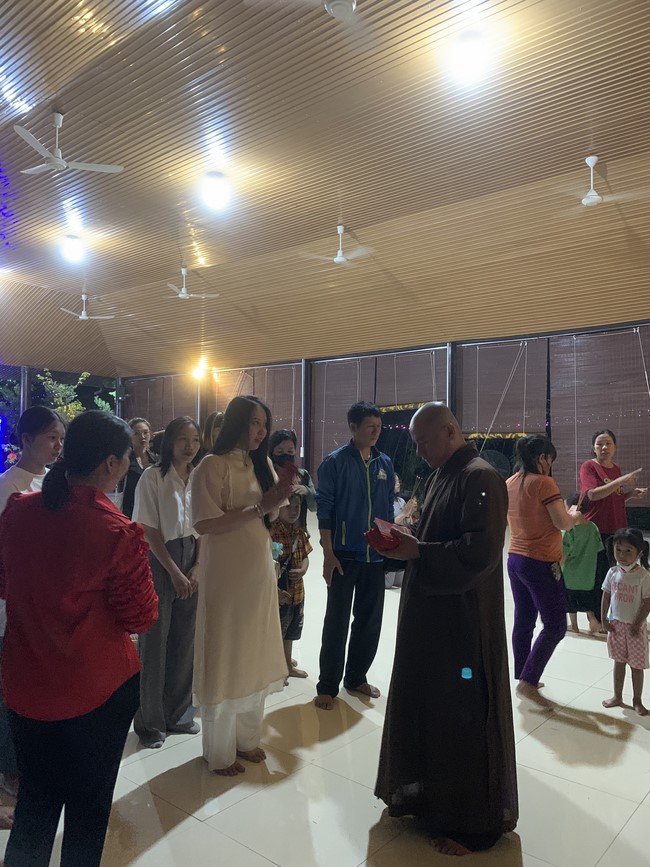 Chùa Suối Pháp – Tây Ninh: Chùm ảnh “Đón giao thừa và nhận Lộc lì xì đầu năm mới”