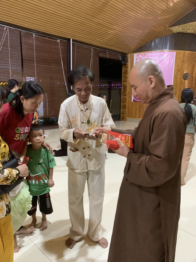 Chùa Suối Pháp – Tây Ninh: Chùm ảnh “Đón giao thừa và nhận Lộc lì xì đầu năm mới”