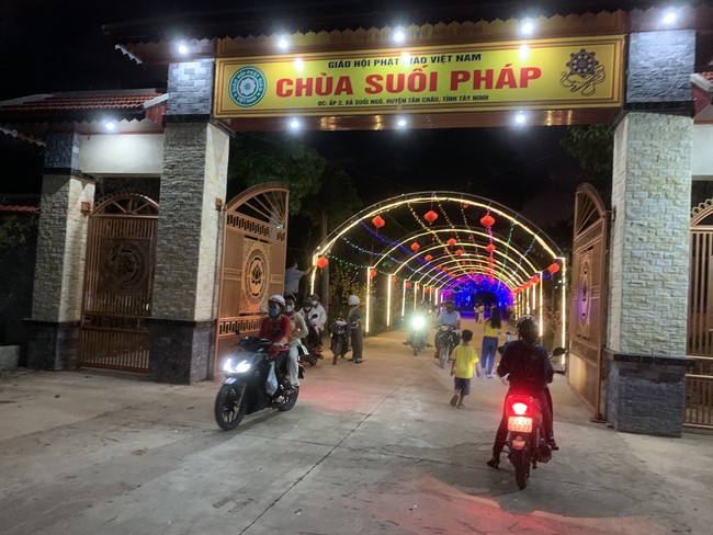 Chùa Suối Pháp – Tây Ninh: Chùm ảnh “Đón giao thừa và nhận Lộc lì xì đầu năm mới”