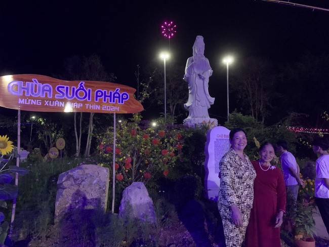 Chùa Suối Pháp – Tây Ninh: Chùm ảnh “Đón giao thừa và nhận Lộc lì xì đầu năm mới”
