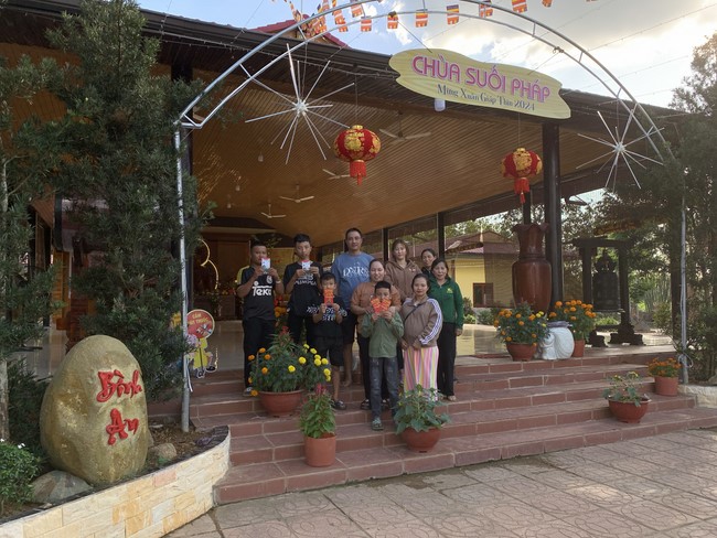 Chùa Suối Pháp – Tây Ninh: Chùm ảnh “Đón giao thừa và nhận Lộc lì xì đầu năm mới”