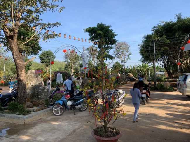 Chùa Suối Pháp – Tây Ninh: Chùm ảnh “Đón giao thừa và nhận Lộc lì xì đầu năm mới”