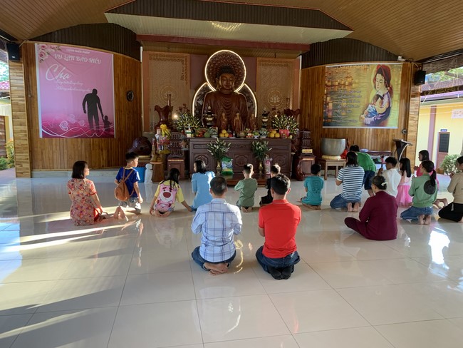 Chùa Suối Pháp – Tây Ninh: Chùm ảnh “Đón giao thừa và nhận Lộc lì xì đầu năm mới”