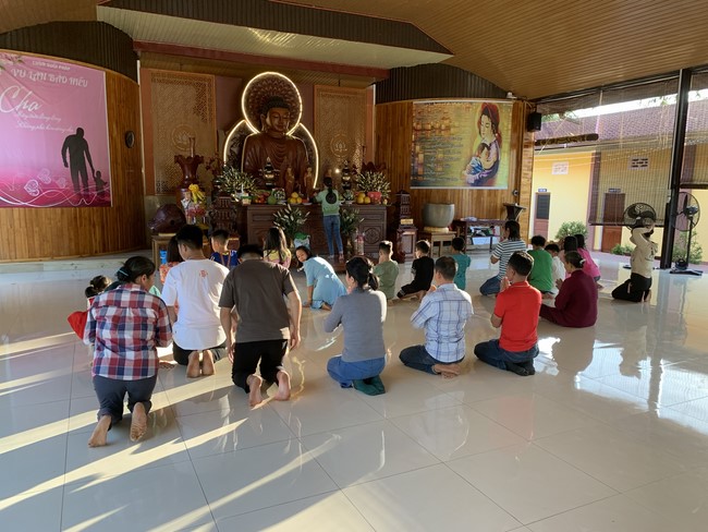 Chùa Suối Pháp – Tây Ninh: Chùm ảnh “Đón giao thừa và nhận Lộc lì xì đầu năm mới”