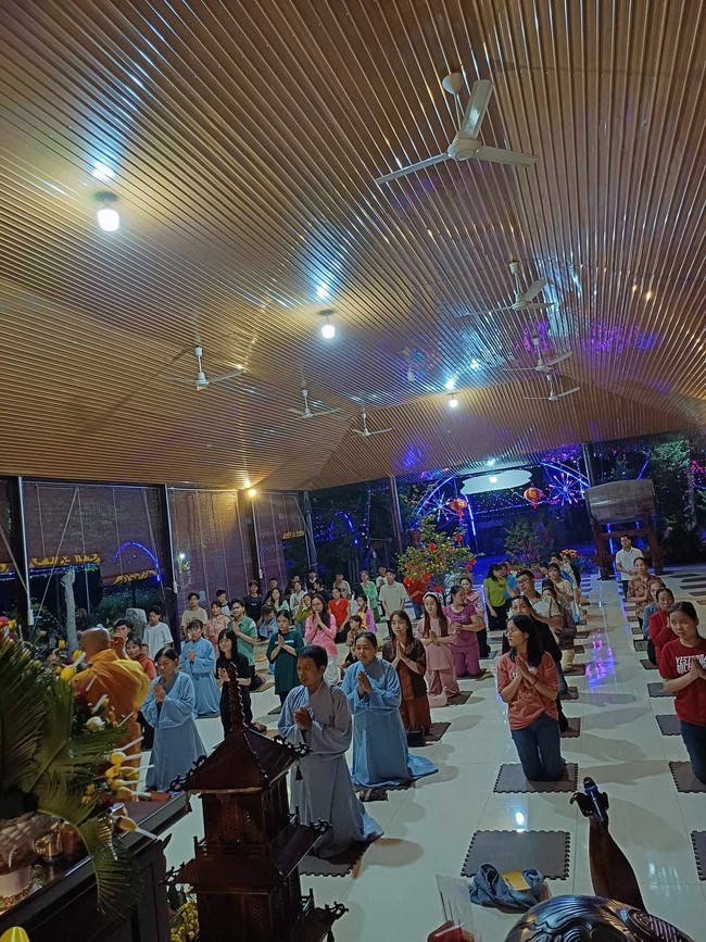 Chùa Suối Pháp – Tây Ninh: Chùm ảnh “Đón giao thừa và nhận Lộc lì xì đầu năm mới”