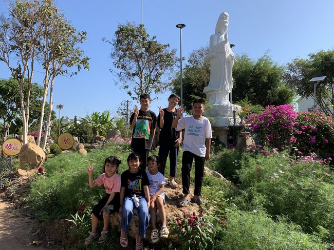 Chùa Suối Pháp – Tây Ninh: Chùm ảnh “Đón giao thừa và nhận Lộc lì xì đầu năm mới”