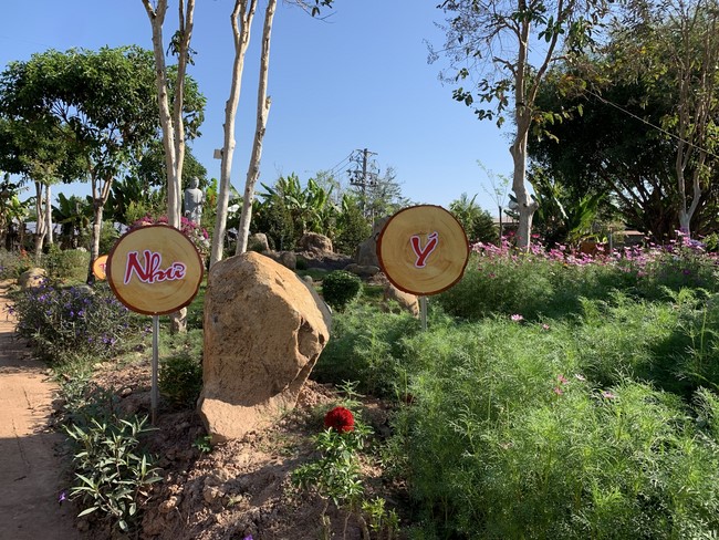 Chùa Suối Pháp – Tây Ninh: Chùm ảnh “Đón giao thừa và nhận Lộc lì xì đầu năm mới”