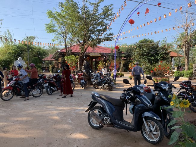Chùa Suối Pháp – Tây Ninh: Chùm ảnh “Đón giao thừa và nhận Lộc lì xì đầu năm mới”