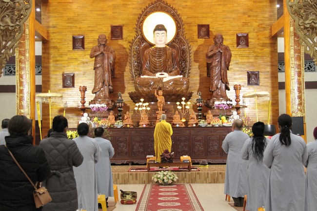 Chùa Giai Lam – Hà Tĩnh: Chùm ảnh “Đón giao thừa và nhận Lộc lì xì đầu năm mới”