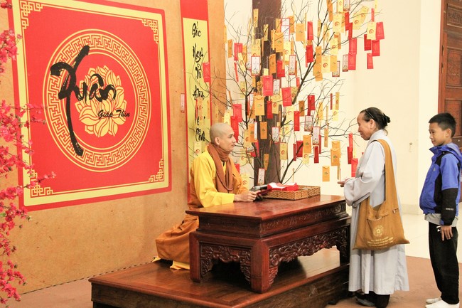 Chùa Giai Lam – Hà Tĩnh: Chùm ảnh “Đón giao thừa và nhận Lộc lì xì đầu năm mới”