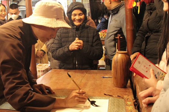 Chùa Giai Lam – Hà Tĩnh: Chùm ảnh “Đón giao thừa và nhận Lộc lì xì đầu năm mới”