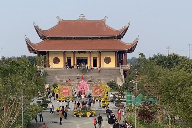 Chùa Giai Lam – Hà Tĩnh: Chùm ảnh “Đón giao thừa và nhận Lộc lì xì đầu năm mới”