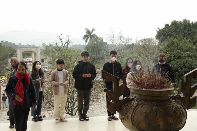 Chùa Giai Lam – Hà Tĩnh: Chùm ảnh “Đón giao thừa và nhận Lộc lì xì đầu năm mới”