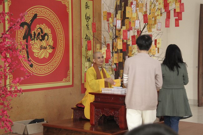 Chùa Giai Lam – Hà Tĩnh: Chùm ảnh “Đón giao thừa và nhận Lộc lì xì đầu năm mới”