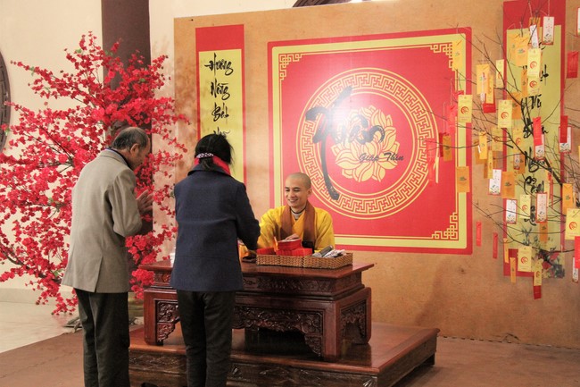 Chùa Giai Lam – Hà Tĩnh: Chùm ảnh “Đón giao thừa và nhận Lộc lì xì đầu năm mới”