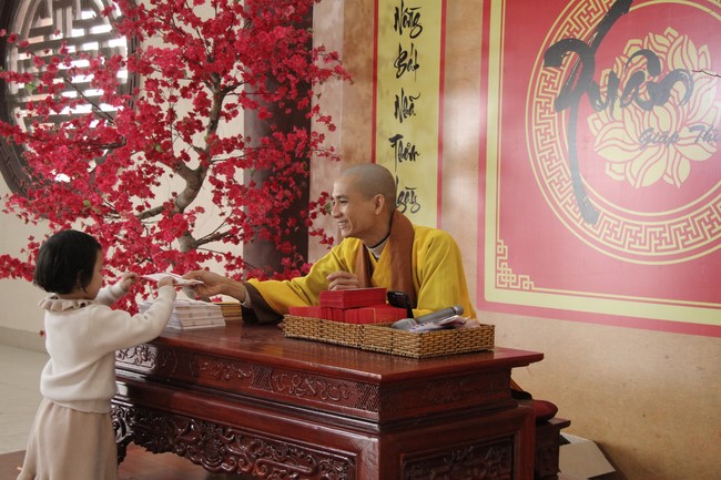 Chùa Giai Lam – Hà Tĩnh: Chùm ảnh “Đón giao thừa và nhận Lộc lì xì đầu năm mới”