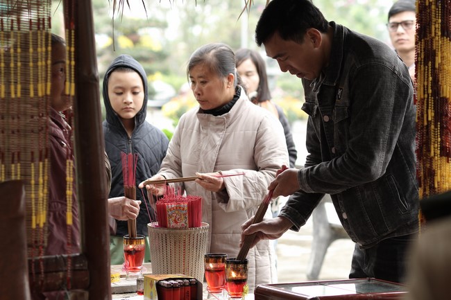 Chùa Giai Lam – Hà Tĩnh: Chùm ảnh “Đón giao thừa và nhận Lộc lì xì đầu năm mới”