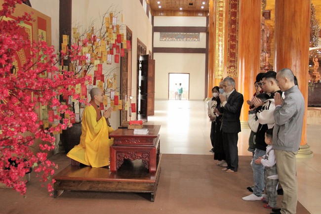 Chùa Giai Lam – Hà Tĩnh: Chùm ảnh “Đón giao thừa và nhận Lộc lì xì đầu năm mới”