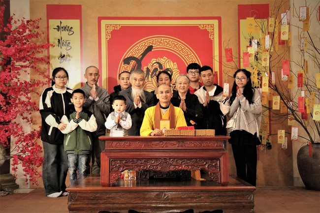 Chùa Giai Lam – Hà Tĩnh: Chùm ảnh “Đón giao thừa và nhận Lộc lì xì đầu năm mới”