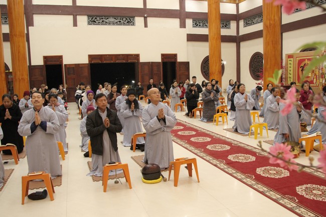 Chùa Giai Lam – Hà Tĩnh: Chùm ảnh “Đón giao thừa và nhận Lộc lì xì đầu năm mới”