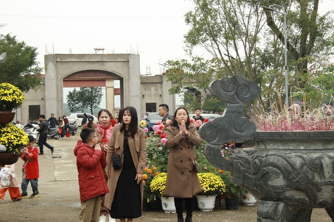 Chùa Giai Lam – Hà Tĩnh: Chùm ảnh “Đón giao thừa và nhận Lộc lì xì đầu năm mới”